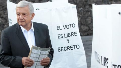 López Obrador vota y dice que mexicanos deciden entre "lo mismo y el cambio"