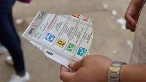 Se agotan boletas y "votan" en hojas blancas en SLP y Michoacán