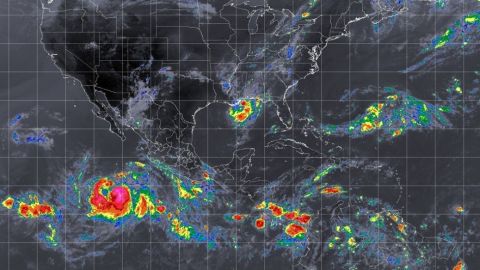 Tormenta Fabio se convierte en huracán frente a costas del Pacífico mexicano