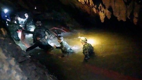 Detectan con vida a equipo de futbol en Tailandia atrapado en cueva