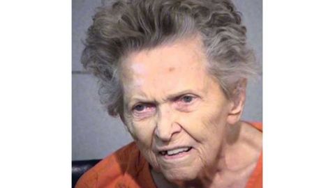 Una anciana de EE.UU. mata a su hijo para evitar ingresar en una residencia