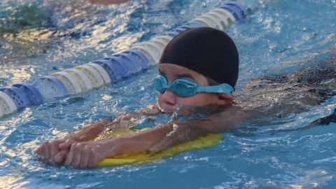Continúan clases de natación en Ciudad Deportiva