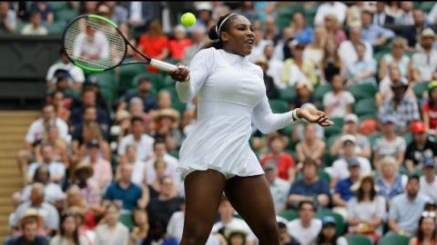Serena Williams avanza y Caroline Wozniacki cae en Wimbledon