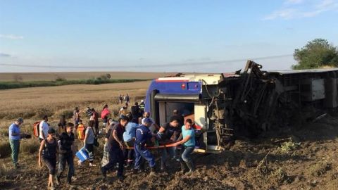 Al menos diez muertos y 73 heridos al descarrilar un tren en Turquía