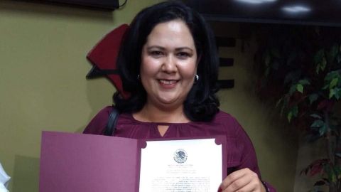 Alejandra León Gastélum recibe constancia del  INE