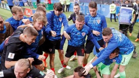 Jugadores de Croacia "derriban" a fotógrafo durante festejo de gol