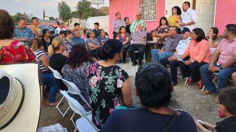 Anuncian gestión de recursos para pavimentación de la calle Coahuayana