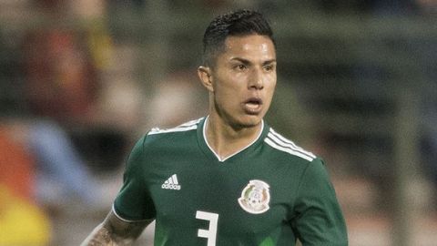 Carlos Salcedo denuncia robo de objetos que intercambió en el Mundial