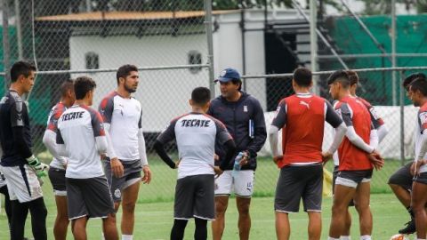 José Luis Higuera visita entrenamiento de Chivas