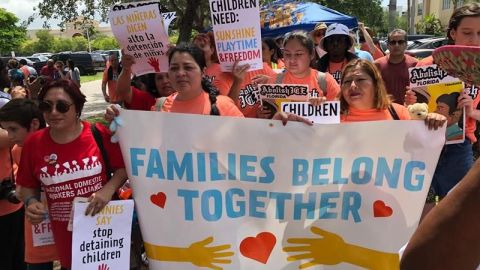 El Gobierno de EEUU devuelve a padres a 364 niños migrantes mayores de 5 años