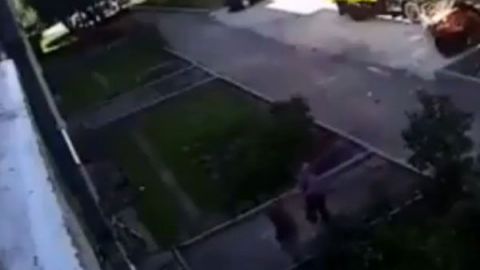 VIDEO: Dos hombres rescatan a bebé que cayó de un edificio en Rusia