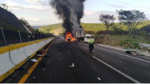 Cierran la Autopista del Sol por incendio de tráiler