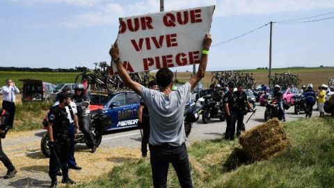 Una manifestación detiene el Tour de Francia unos minutos