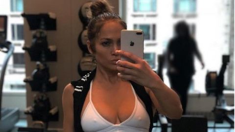 Jennifer Lopez luce figura de encanto a los 49 años