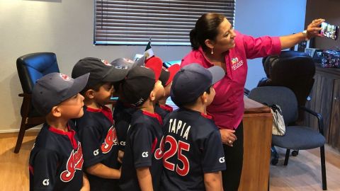 Apoya Nereida Fuentes a equipo infantil de beisbol