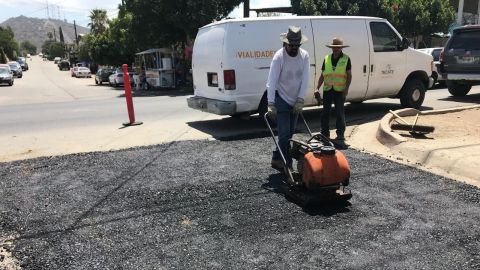 Rehabilitan calles en colonia loma alta en Tecate