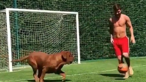 Messi ‘afina’ técnica con su perro Hulk
