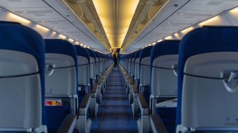 Los espacios entre asientos, ¿riesgo ante una emergencia aérea?