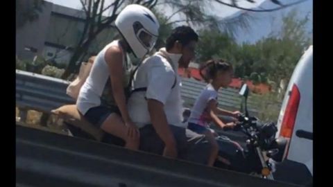 Dejan a niña conducir motocicleta en calles de Monterrey
