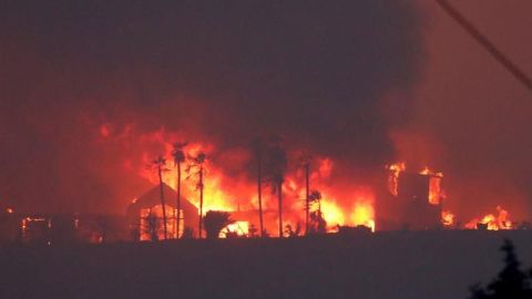El incendio más grande de la historia de California continúa su avance
