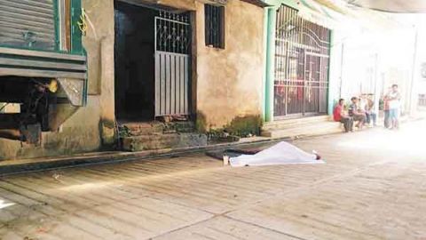 Hombre asesina a machetazos a su hija y lesiona a su esposa en Oaxaca