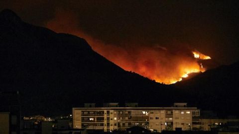 Desalojadas 2.600 personas en el este de España por un incendio incontrolado