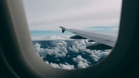 ¿Por qué la persiana de la ventana de un avión debe abrirse?