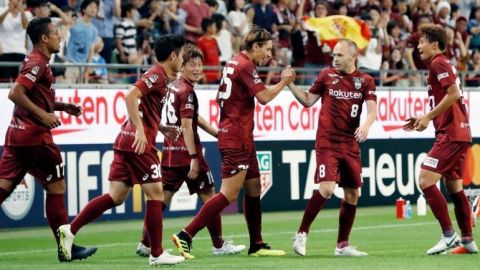 Iniesta se estrena como goleador en Japón