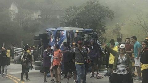 Mueren 12 aficionados del Barcelona de Ecuador en accidente de autobús