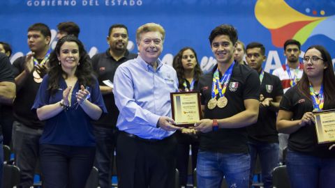 Reconoce Gobernador Francisco Vega a deportistas de BC