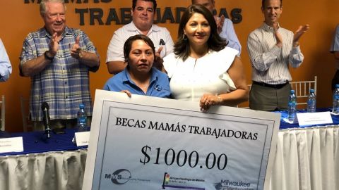 Empresas de Tecate entregan becas a madres trabajadoras