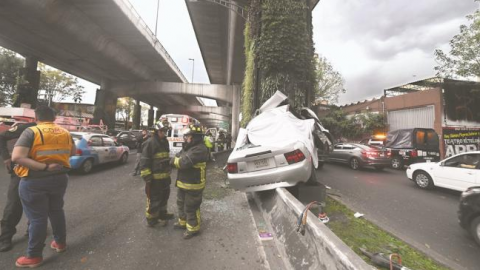 Choque de Mustang contra pilares de Periférico deja 2 muertos