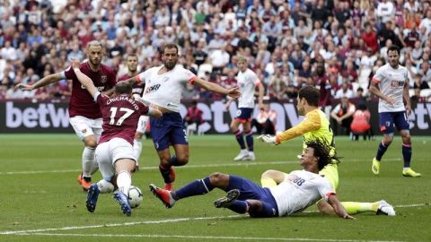 Chicharito provocó penal dudoso para el West Ham, que perdió otra vez