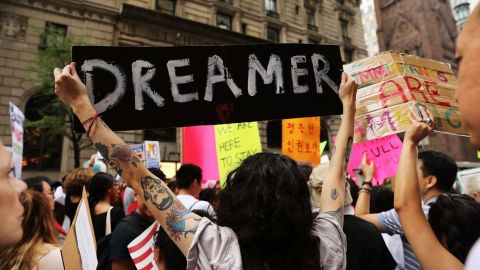 "Soñadores" de Arizona emigran a otros estados para pagar la universidad