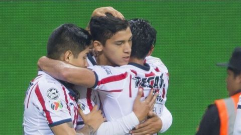 Chivas vence a Necaxa y finalmente festeja en casa