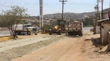 Alistan trabajos de pavimentación de carretera alimentadora en cerro azul