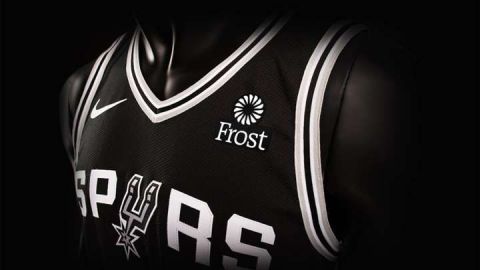 Spurs presenta publicidad en su camiseta