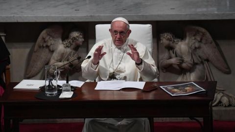 El papa se reunió una hora y media con ocho víctimas de abusos en Irlanda