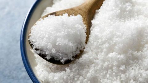 Médicos recomiendan consumir 5 gramos de sal al día
