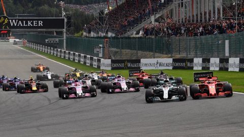 Vettel impone la ley del Ferrari en un caótico inicio en Spa