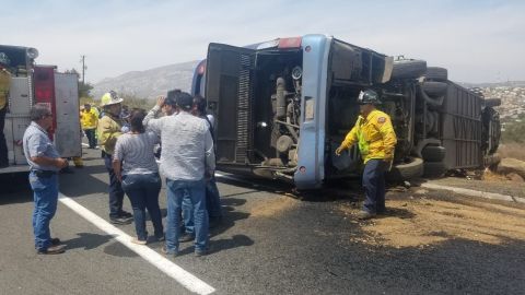 17 lesionados en volcadura de autobus en Baja California