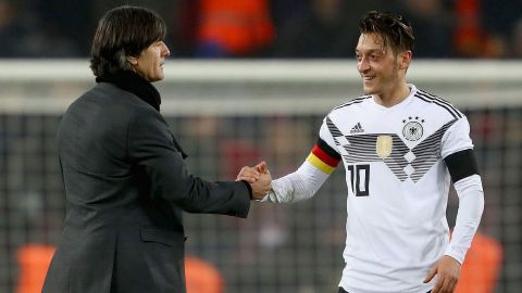 Joachim Löw niega racismo y se dice ‘decepcionado’ de Özil