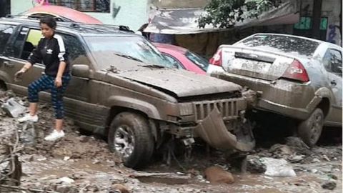 Deslave de cerro arrastra 5 vehículos en Naucalpan