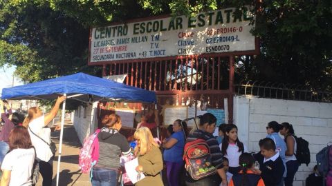 Padres de familia toman primaria Gabriel Ramos Millán por falta de maestros