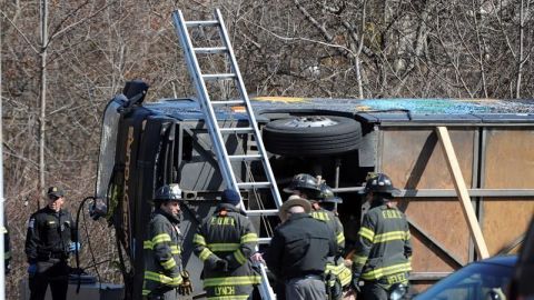 Cuatro muertos y decenas heridos en accidente de bus y tráiler en sur de EEUU