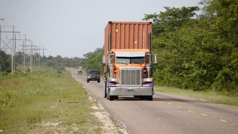 Descubren 62 inmigrantes indocumentados escondidos en un camión en Texas