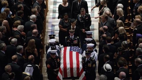 Trump va a su club de golf mientras Washington celebra el funeral de McCain