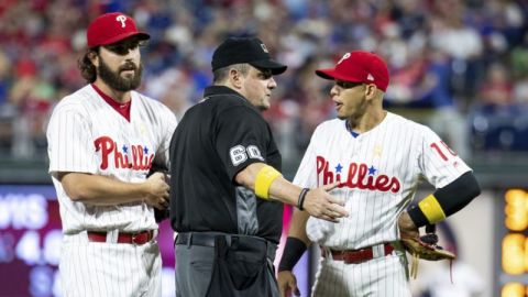Umpire le confisca tarjeta de apuntes a pitcher de los Phillies
