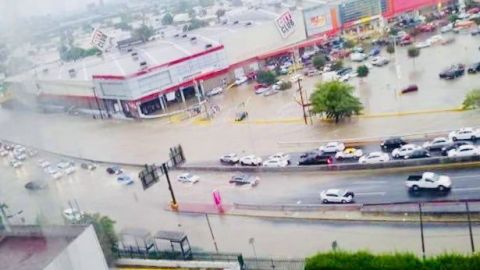 Lluvias dejan daños y caos vial en Monterrey