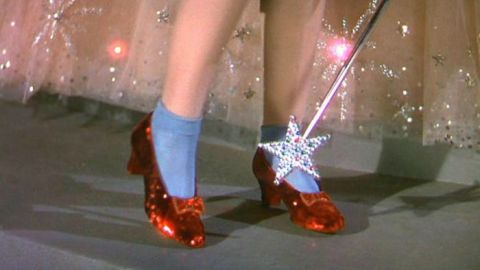 El FBI recupera zapatos rojos que Judy Garland usó en "The Wizard of Oz"